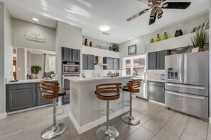 Microwave, oven, stovetop, dishwasher - Charming 3-bedroom house in wonderful Grand Prairie with Pool Table and Office (Grand Prairie)