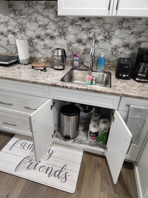 Fridge, microwave, stovetop, coffee/tea maker - AVOCADO EXECUTIVE SUITES (Winnipeg)