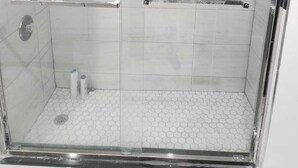 A glass-enclosed shower with a tiled floor and a handheld showerhead. - Room in Guest Room - Queen Room 2 Brampton Toronto Canada (Brampton)