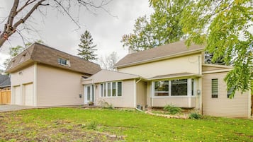 Shared Dormitory, 1 Bedroom, Smoking, City View | Bahagian luar