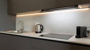 Réfrigérateur, four, lave-vaisselle, cafetiÚre/bouilloire