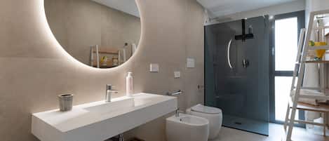 Dusche, Haartrockner, Handtücher, Seife