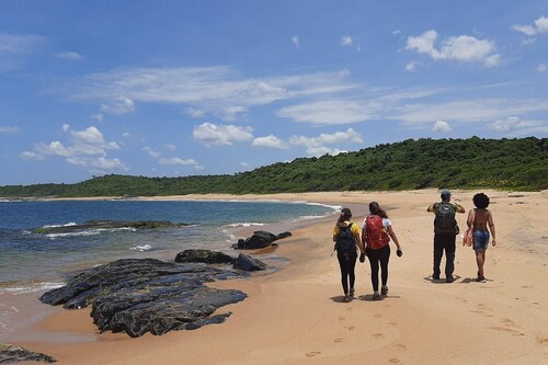 Charming 2-bedroom beach house with WiFi, AC in gorgeous Rio das Ostras