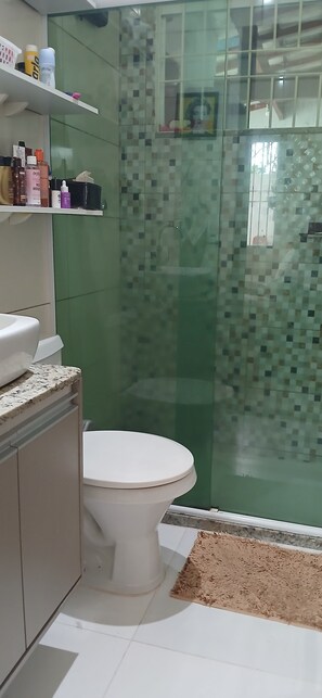Doccia, asciugacapelli, bidet, asciugamani