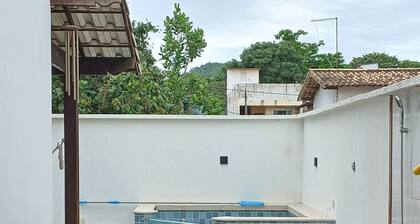 Charming 2-bedroom beach house with WiFi, AC in gorgeous Rio das Ostras