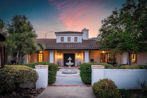 Interior - Wellsona by Avantstay Wine Trail Estate + Pool, Hot Tub Main Home + Guest Home (Paso Robles)