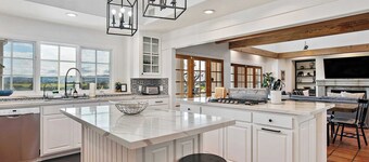 Wellsona Vineyard Retreat + Pool, Hot Tub, Views Main Home + Guest Home