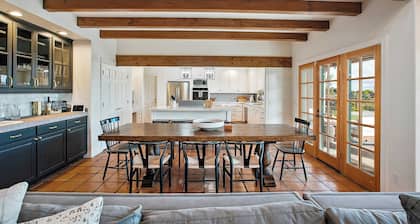 Wellsona Vineyard Retreat + Pool, Hot Tub, Views Main Home + Guest Home