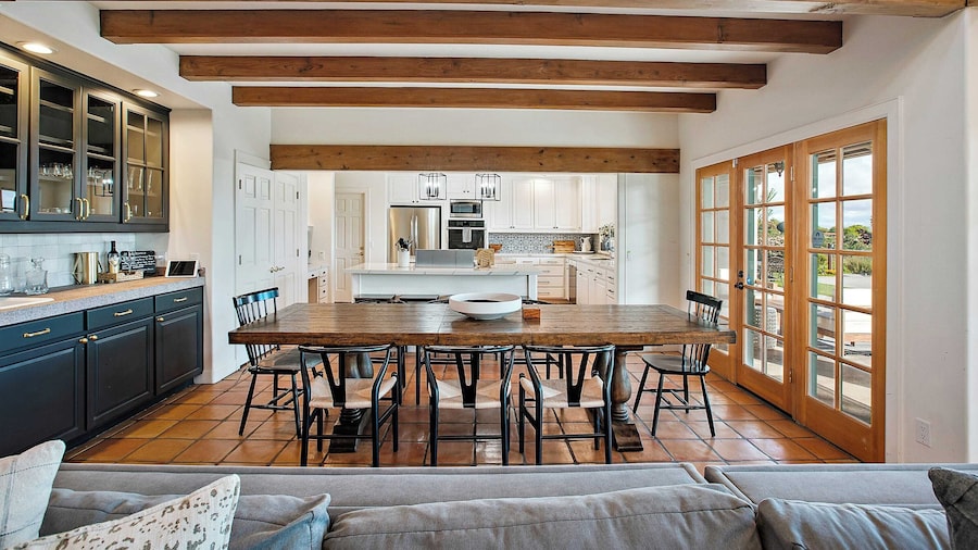 Wellsona Vineyard Retreat + Pool, Hot Tub, Views Main Home + Guest Home
