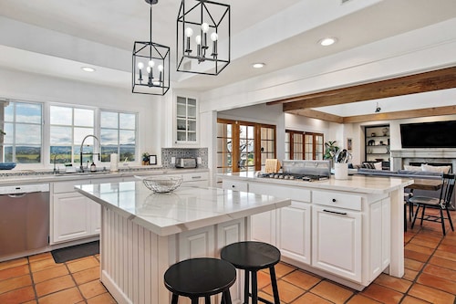 Wellsona by Avantstay Wine Trail Estate + Pool, Hot Tub Main Home + Guest Home