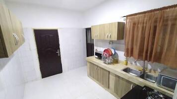 Departamento económico, balcón, vista a la ciudad | Cocina privada | Refrigerador, microondas, horno y parrilla de estufa