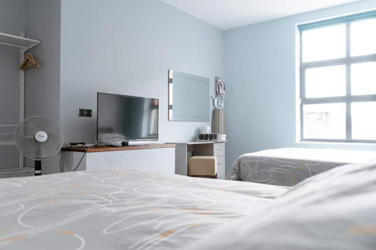 Chambre Familiale avec lits jumeaux, salle de bains privée