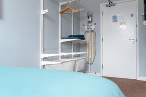 Habitació doble estàndard, vistes al riu | Escriptori i espai de treball apte per a portàtils