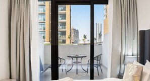 Caja de seguridad en la habitación y tabla de planchar con plancha 