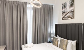 In-room safe, iron/ironing board, free WiFi, bed sheets - Azizi Riviera Studio with Chic Furnishing (Dubai)