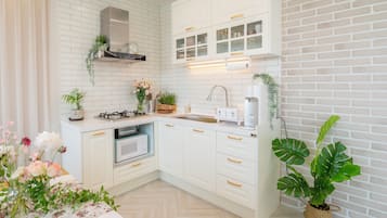 Fridge, microwave, dishwasher, coffee/tea maker