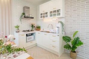 Fridge, microwave, oven, stovetop