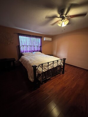 2 chambres, fer et planche à repasser, Wi-Fi, draps fournis