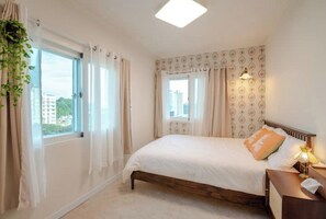 4 bedrooms, iron/ironing board, WiFi, bed sheets