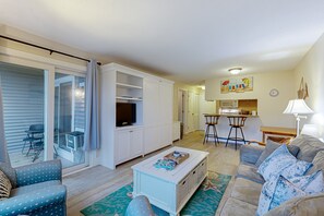 TV, DVD player - Cozy condo with golf course view, balcony, W/D, AC, & games (Brewster)