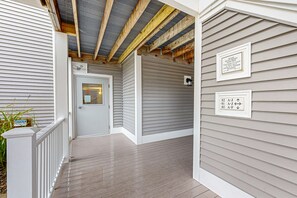 Exterior detail - Cozy condo with golf course view, balcony, W/D, AC, & games (Brewster)