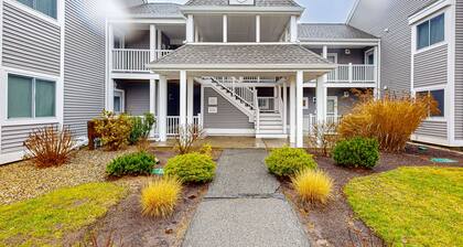 Cozy condo with golf course view, balcony, W/D, AC, & games