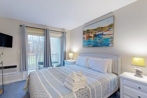 1 bedroom, iron/ironing board, internet, bed sheets - Cozy condo with golf course view, balcony, W/D, AC, & games (Brewster)