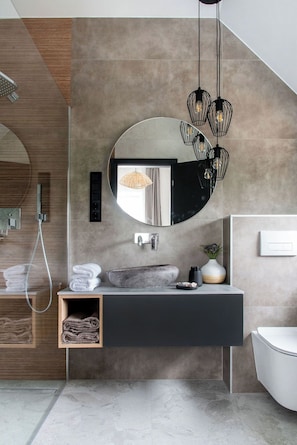 Een douche, een haardroger, handdoeken, zeep