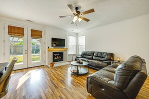 Televisión, chimenea, futbolito y tenis de mesa