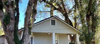 Charming 2-bedroom house 2 Porches, WiFi, AC & Firepit in Historic Neighborhood