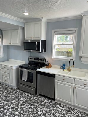 Kjøleskap, mikrobølgeovn, ovn og kokeplater