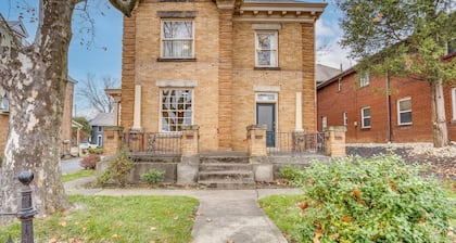 Walk to Garden & Restaurants: Zanesville Apartment