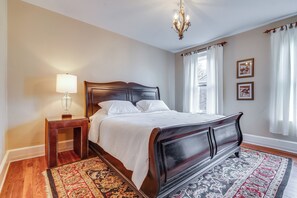 2 bedrooms, desk, WiFi, bed sheets