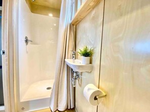 Dusch, hårtork, handdukar och tvål