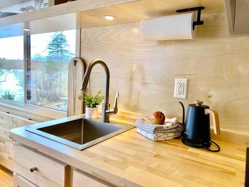 Refrigerador, microondas, parrilla de estufa y cafetera y tetera 