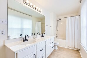 Hair dryer, towels, soap, shampoo - Bright & Charming Entire House in Peaceful Neighborhood (Leander)