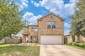 Exterior - Bright & Charming Entire House in Peaceful Neighborhood (Leander)