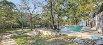 Lakefront Family Home w/ Pool in Streetman!