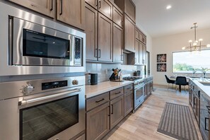 Refrigerador, microondas, horno, placa de cocina