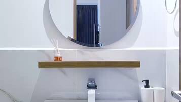 Sèche-cheveux, serviettes fournies, savon, papier toilette