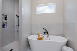 Een haardroger, handdoeken, zeep, shampoo