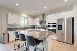 冰箱、微波炉、烤箱、炉灶