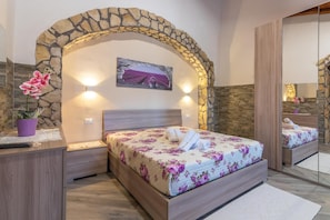 1 bedroom, in-room safe, desk, iron/ironing board - Casina del Forno with pool between Catania and Syracuse, hub for eastern Sicily (Carlentini)