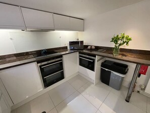 ثلاجة، ميكروويف، فرن، موقد طهي مسطح