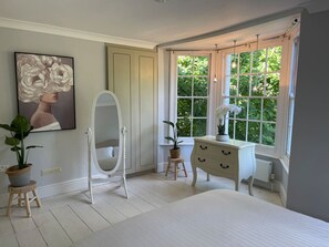 3 habitaciones, escritorio, tabla de planchar con plancha y wifi gratis 