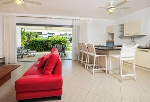 Departamento Deluxe, vista a la alberca | Cocina privada