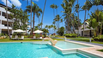 2 outdoor pools