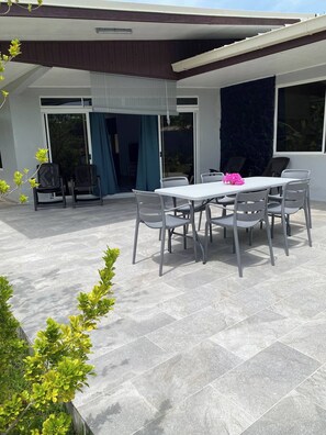 Outdoor dining - Manureva Lodge (Faa'a)