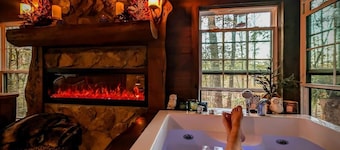 Luxury Cabin Retreat – Dog-Friendly, Cozy, Great Wi-Fi and an amazing Jacuzzi!