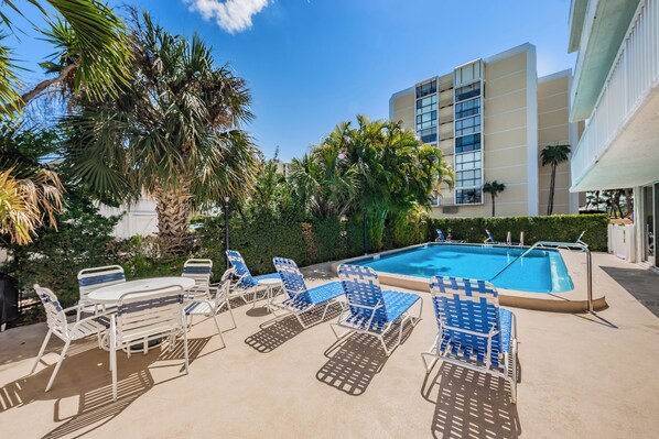 Outdoor pool - Charming and Spacious Studio in Delightful Clearwater Beach (Clearwater Beach)